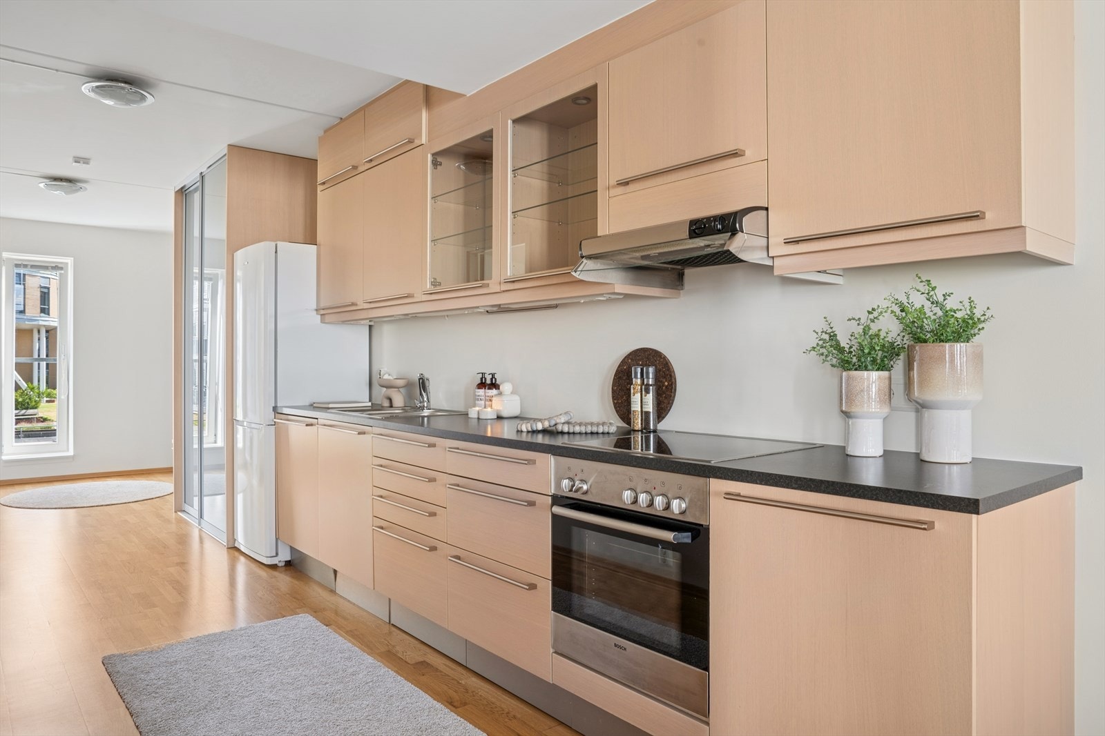 Her får du god arbeidsplass og rikelig med skapplass - perfekt for både matlaging og hyggelige måltider. Galleribilde