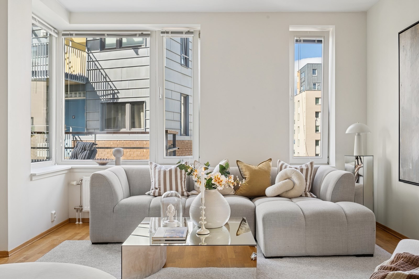 Stuen er lys og romslig, med store vindusflater som slipper inn rikelig med dagslys og gir en luftig romfølelse. Galleribilde