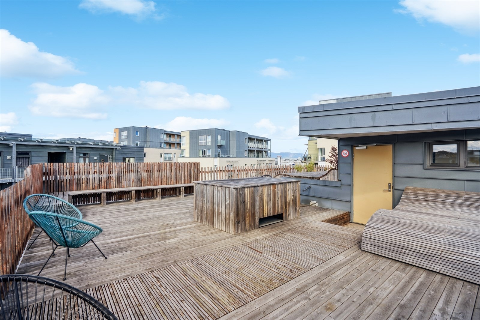 Felles takterrasse - et luftig fristed med utsikt og gode solforhold. Perfekt for avslapning, hyggelige stunder og sosiale møter. Galleribilde