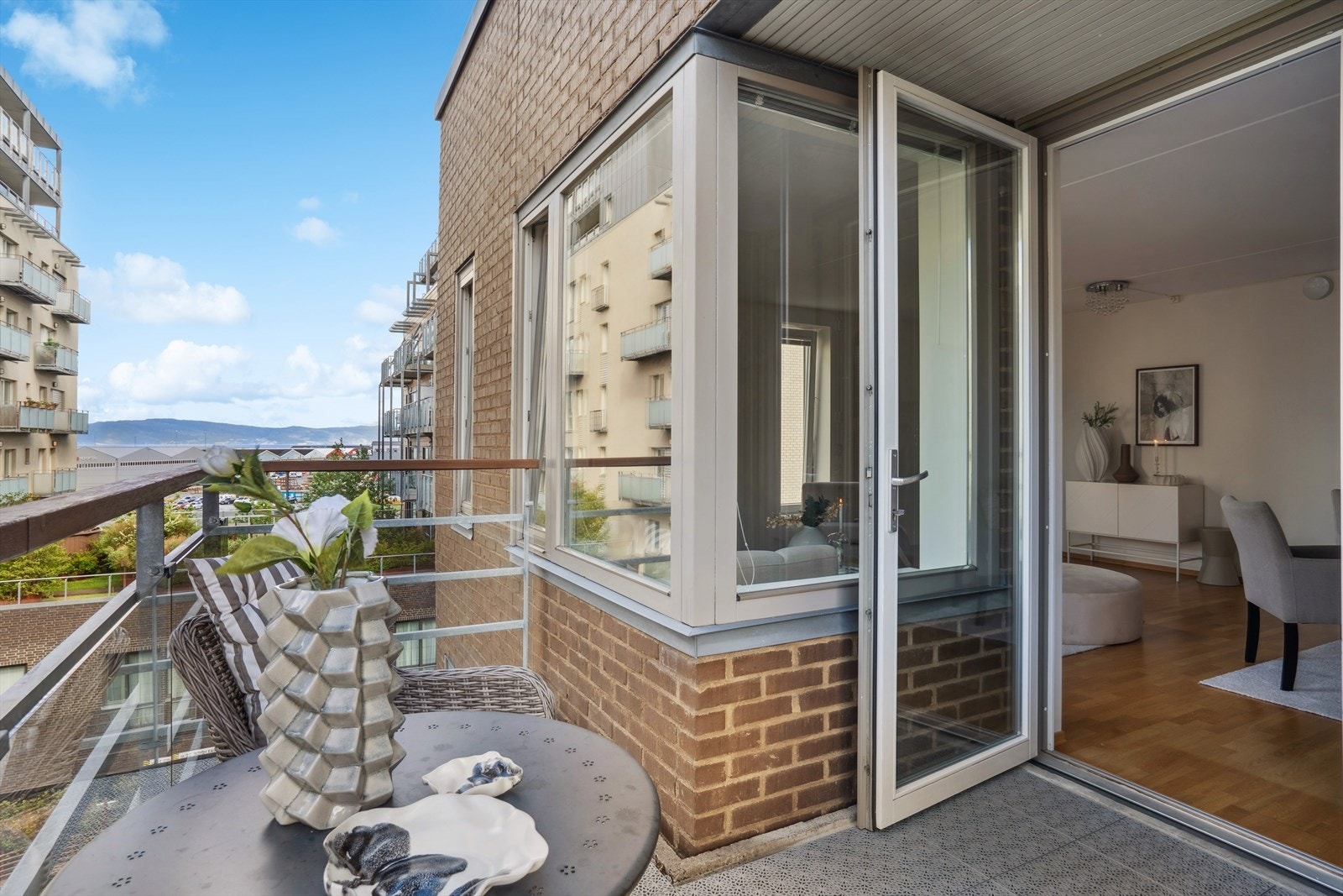 Boligen byr på en perfekt balanse mellom livet utenfor og den rolige, lune atmosfæren innendørs. Galleribilde