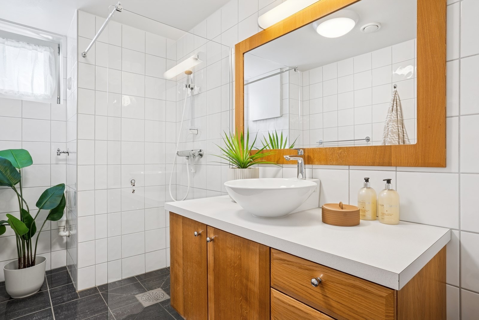 Et praktisk og pent rom som dekker alle behov. Galleribilde