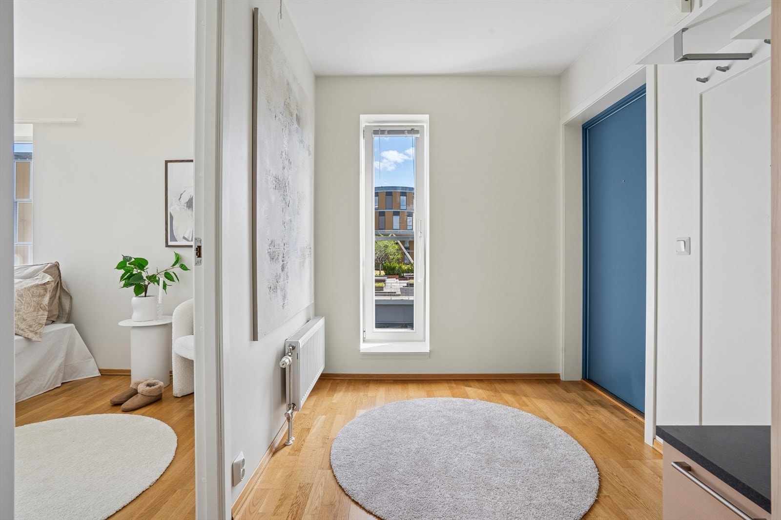 Leiligheten har en romslig og innbydende entré med god plass til å henge fra seg yttertøy og sette fra seg sko. Galleribilde
