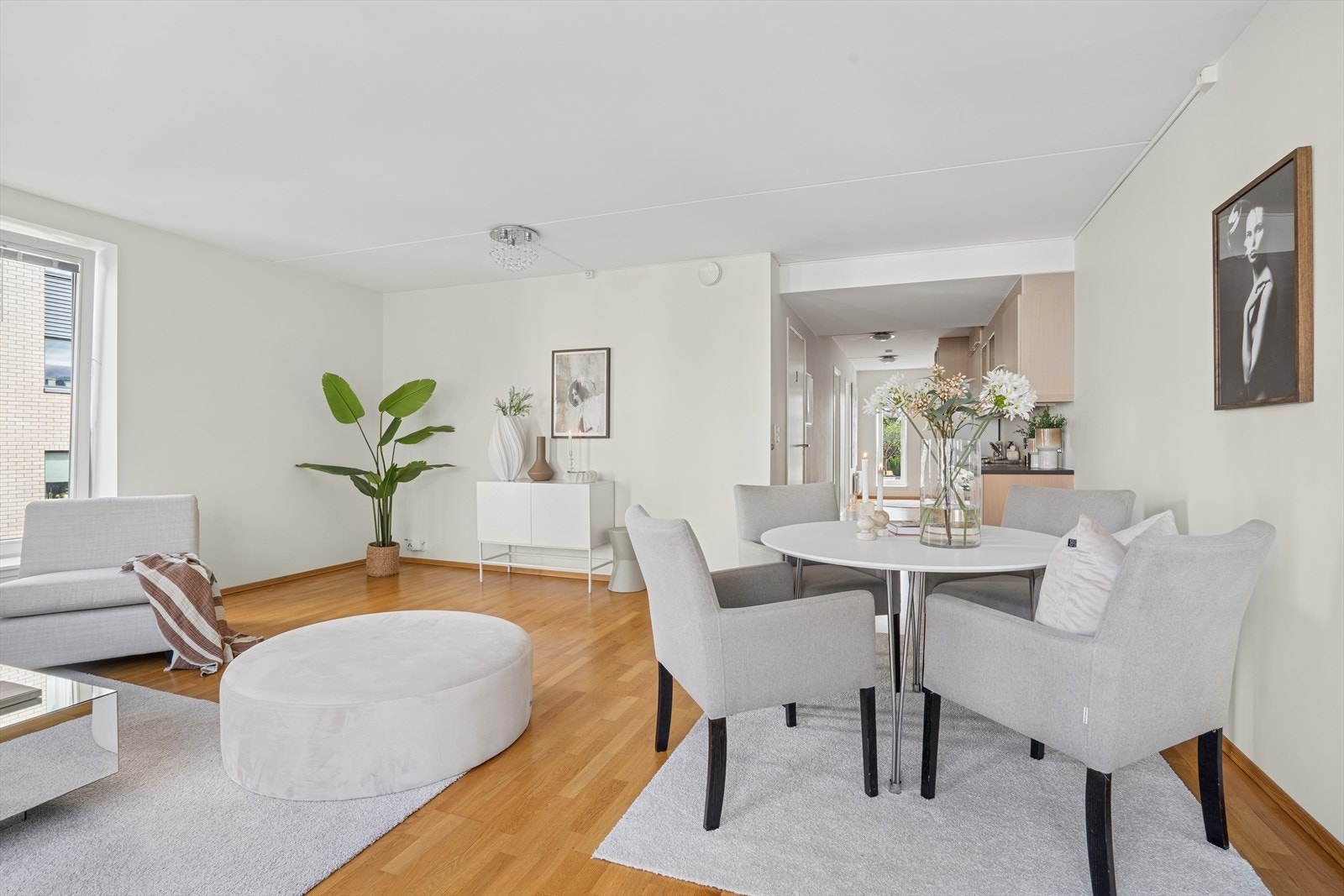 Her er det enkelt å innrede med både sofakrok og spiseplass, og det er naturlig plass til et spisebord mellom kjøkkenet og stuen. Galleribilde