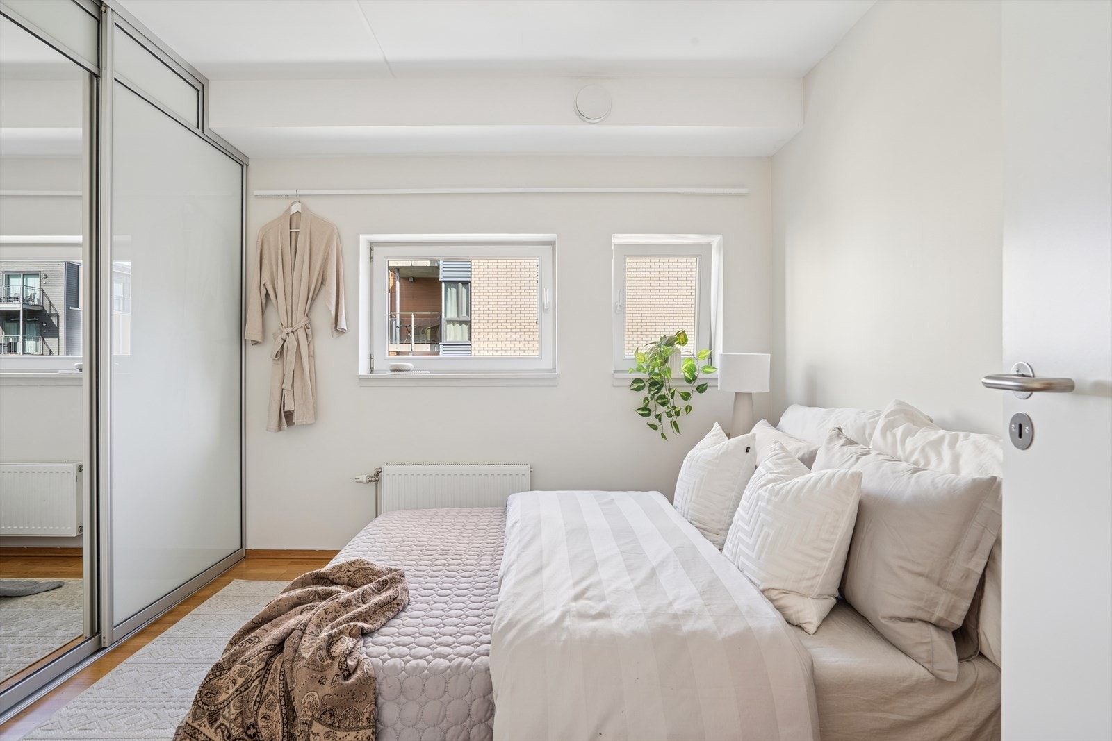 Soverom 1 er med stil - her får du både komfort og funksjonalitet. Det innebygde garderobeskapet gir rene linjer og god oppbevaringsplass, perfekt for et ryddig og harmonisk rom. Galleribilde