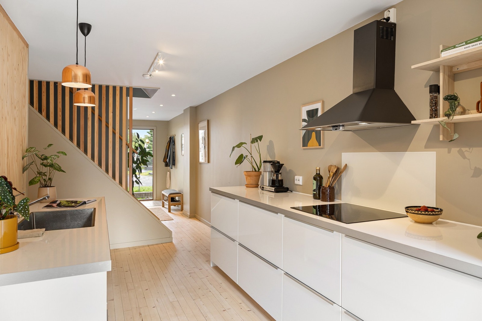 Det originale gulvet er bevart og slipt, mens overflatene er malt i moderne fargevalg. Galleribilde