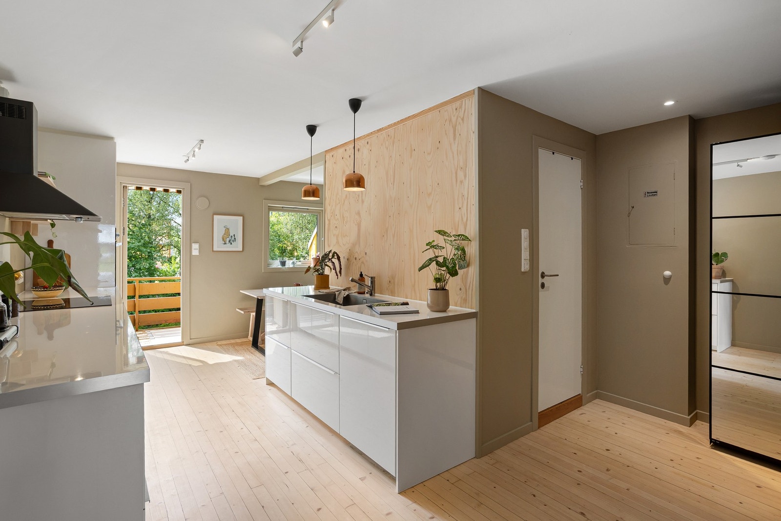 Dette er en lekker, gjennomgående familiebolig over 2 plan beliggende i et attraktivt og barnevennlig borettslag. Galleribilde