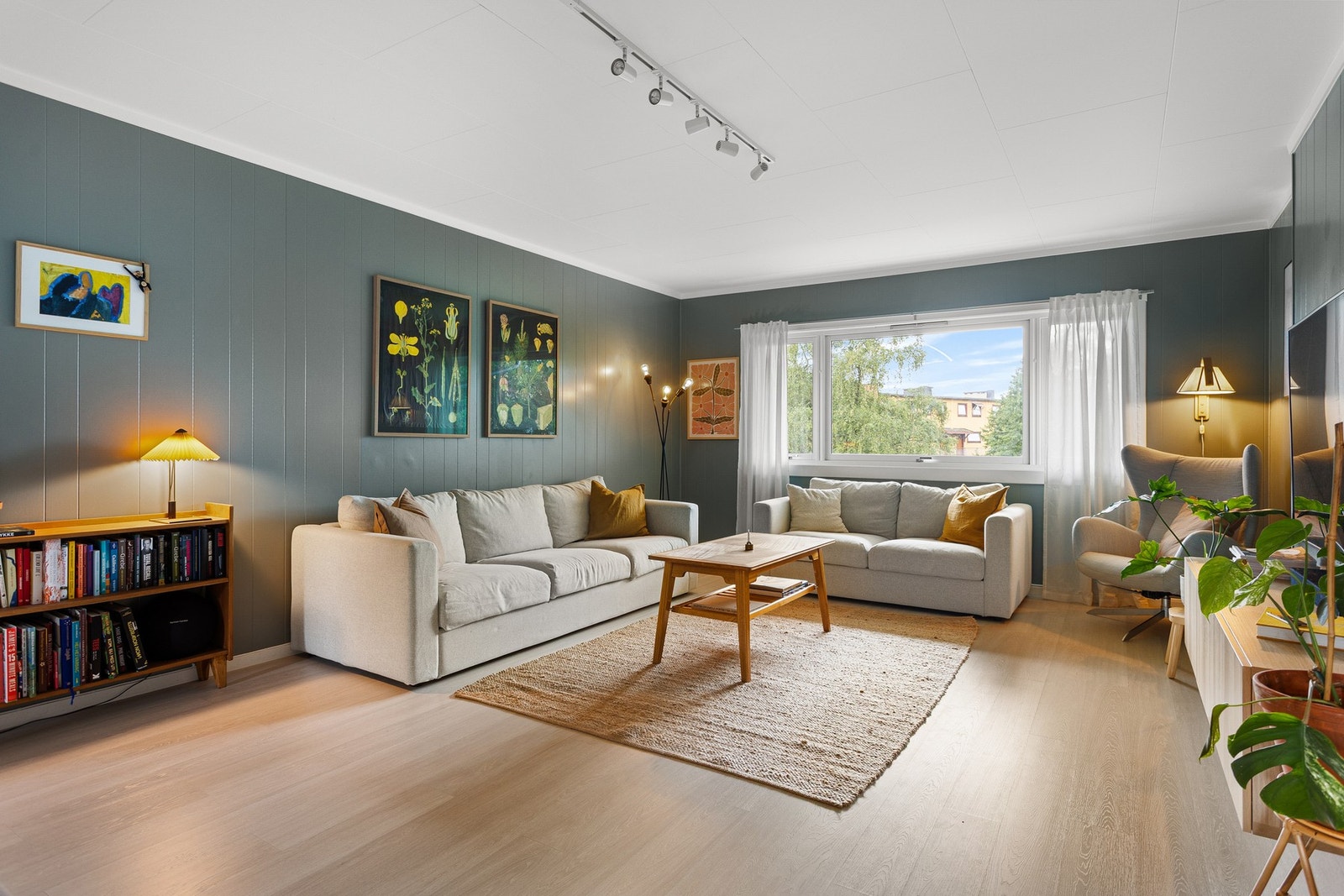 Rommet er av god størrelse og byr på plass til sofa, salongbord og mediemøblement. Galleribilde