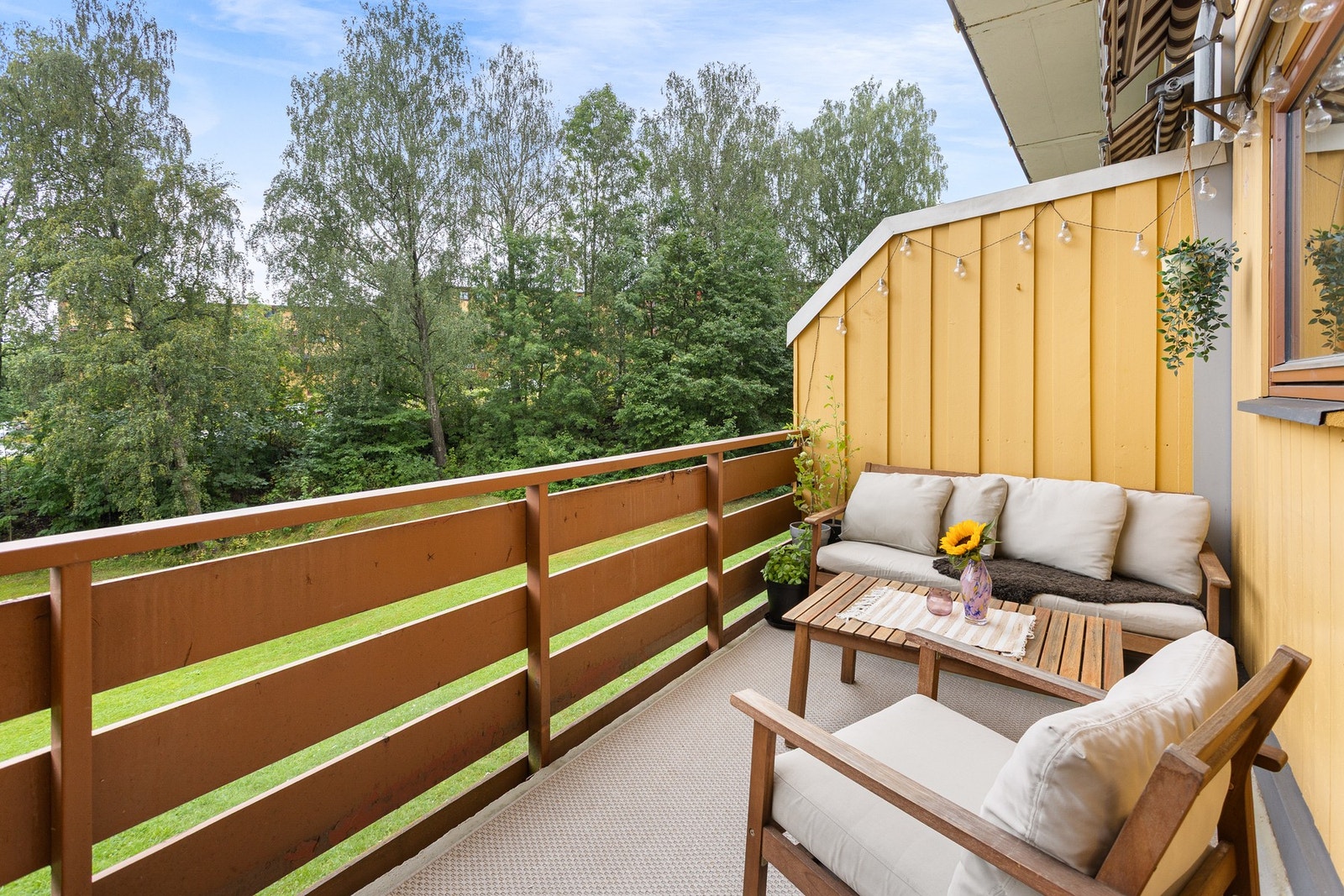 Balkongen er på 8 kvm, så her er det god plass til utemøblement, beplantning og grill. Det er tillatt med både gass- og elektrisk grill i borettslaget. Galleribilde