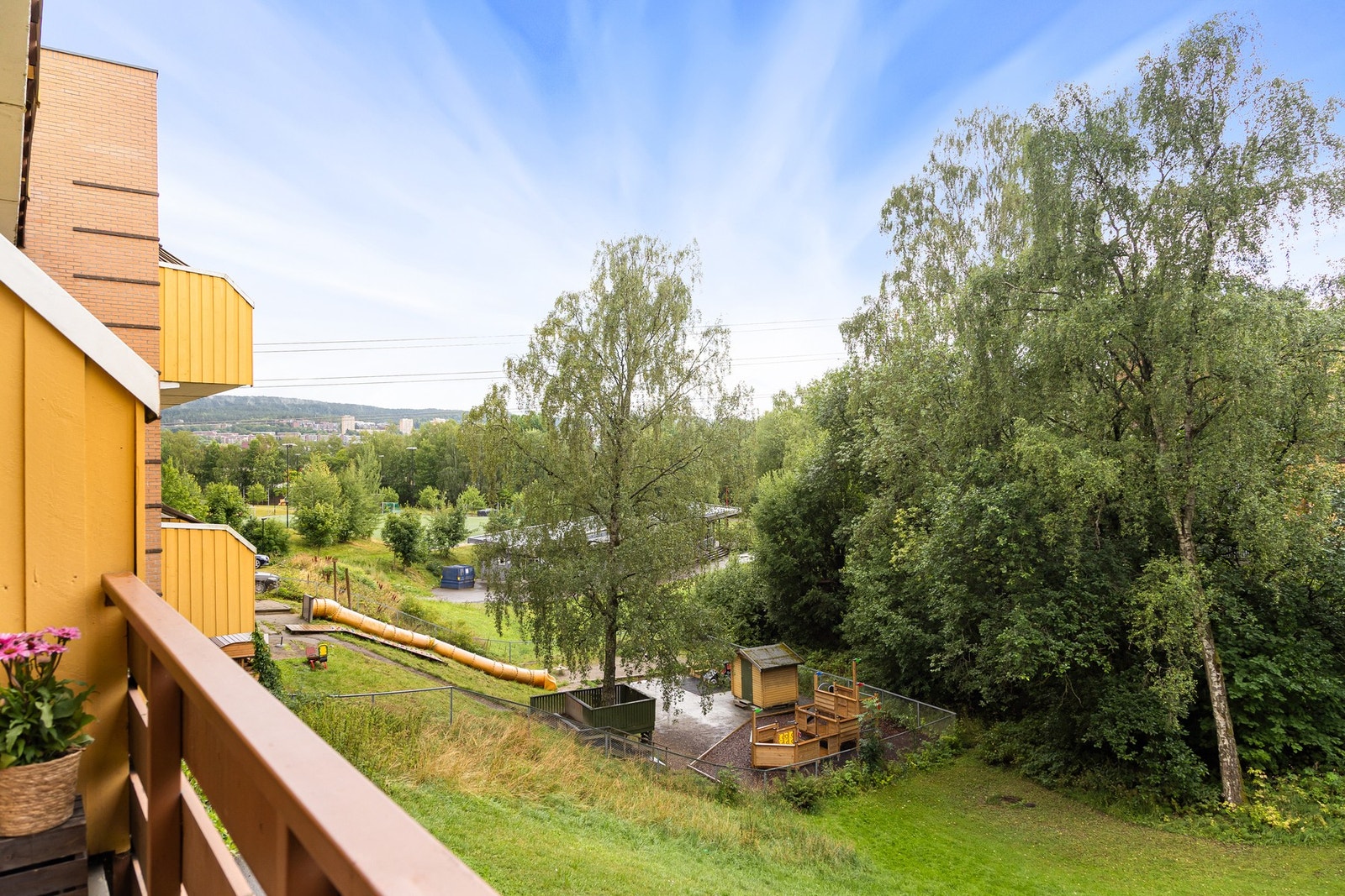 Uteplassen er vendt mot frodige fellesområder som byr på hyggelig utsyn. Galleribilde