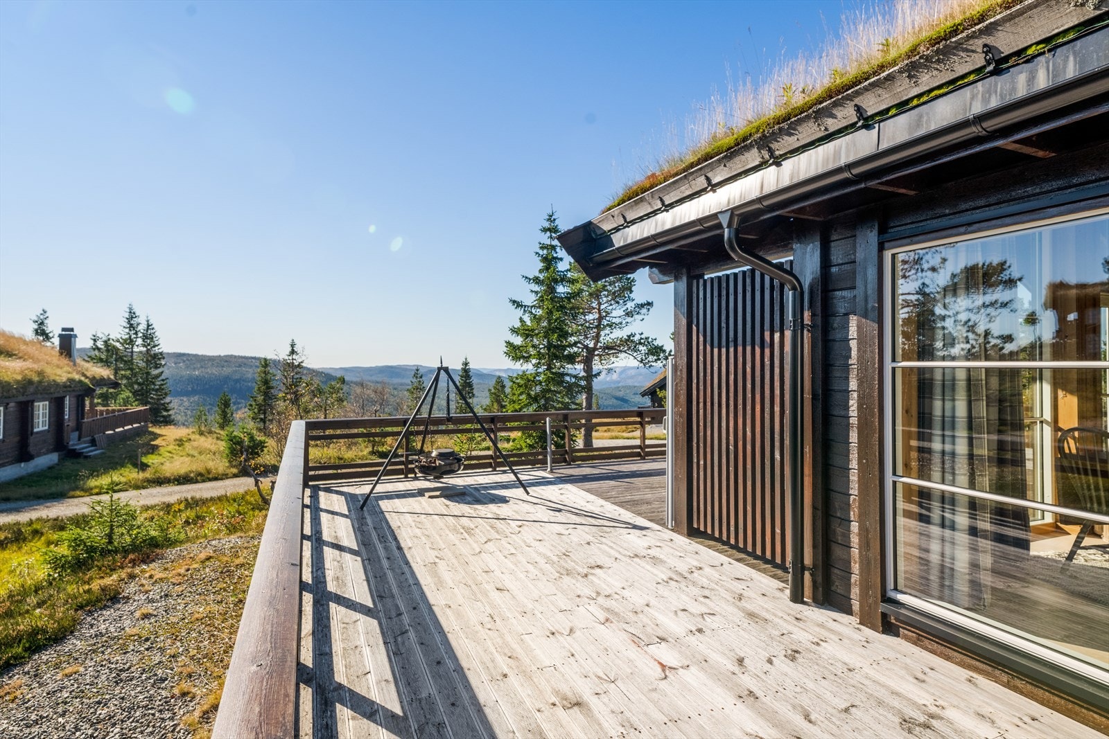 Fantastisk utsikt og gode solforhold på "toppen" av Kyrkjebygdheia. Galleribilde