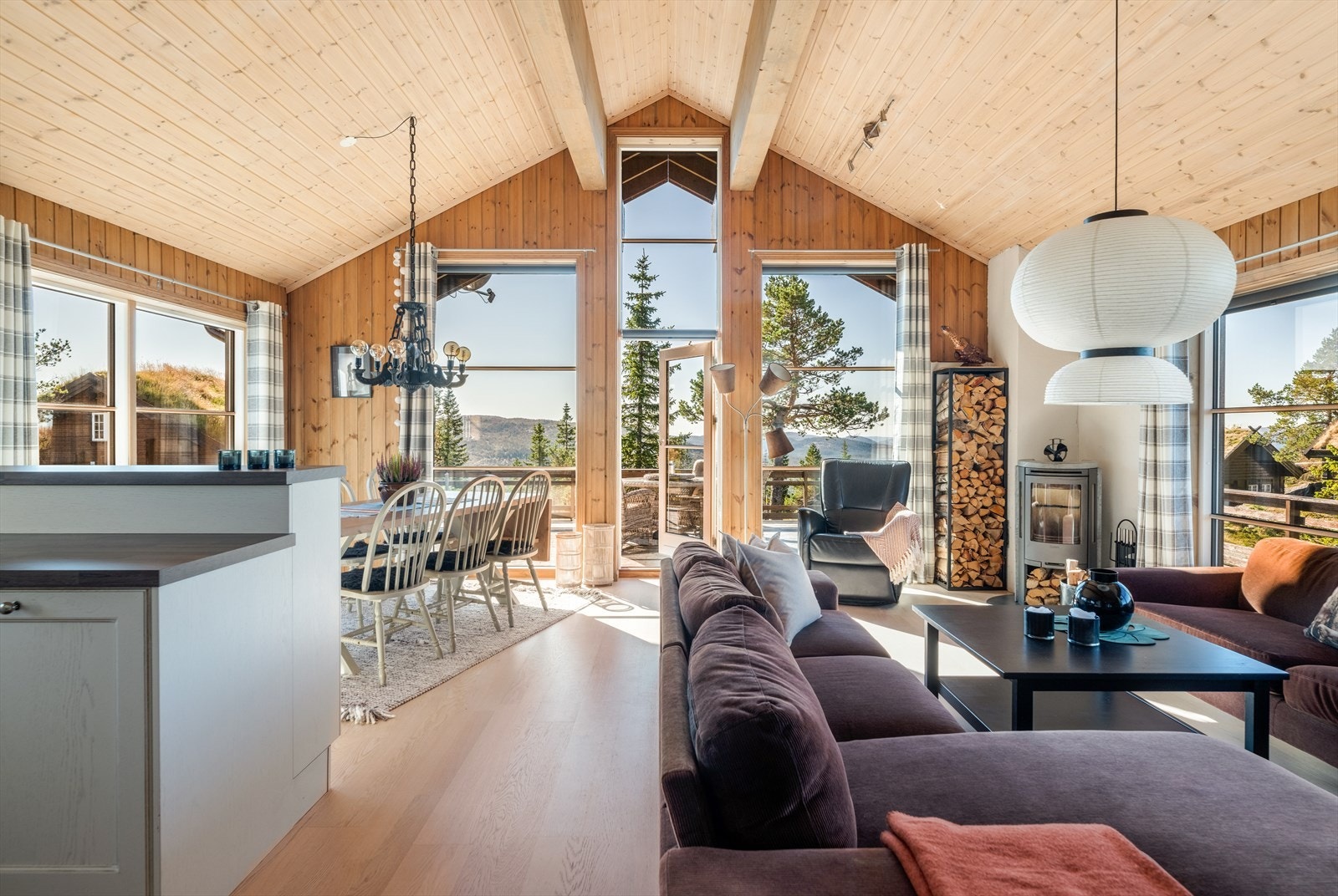 Den gode takhøyden gir en følelse av åpenhet, og de store vindusflatene på flere sider av rommet gjør at man får den flotte naturen "rett i fanget". Galleribilde