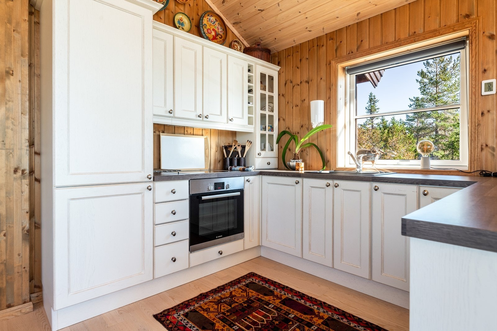 Kjøkkenet har integrerte hvitevarer som kjøl/fryseskap, oppvaskmaskin, platetopp og stekeovn. Galleribilde