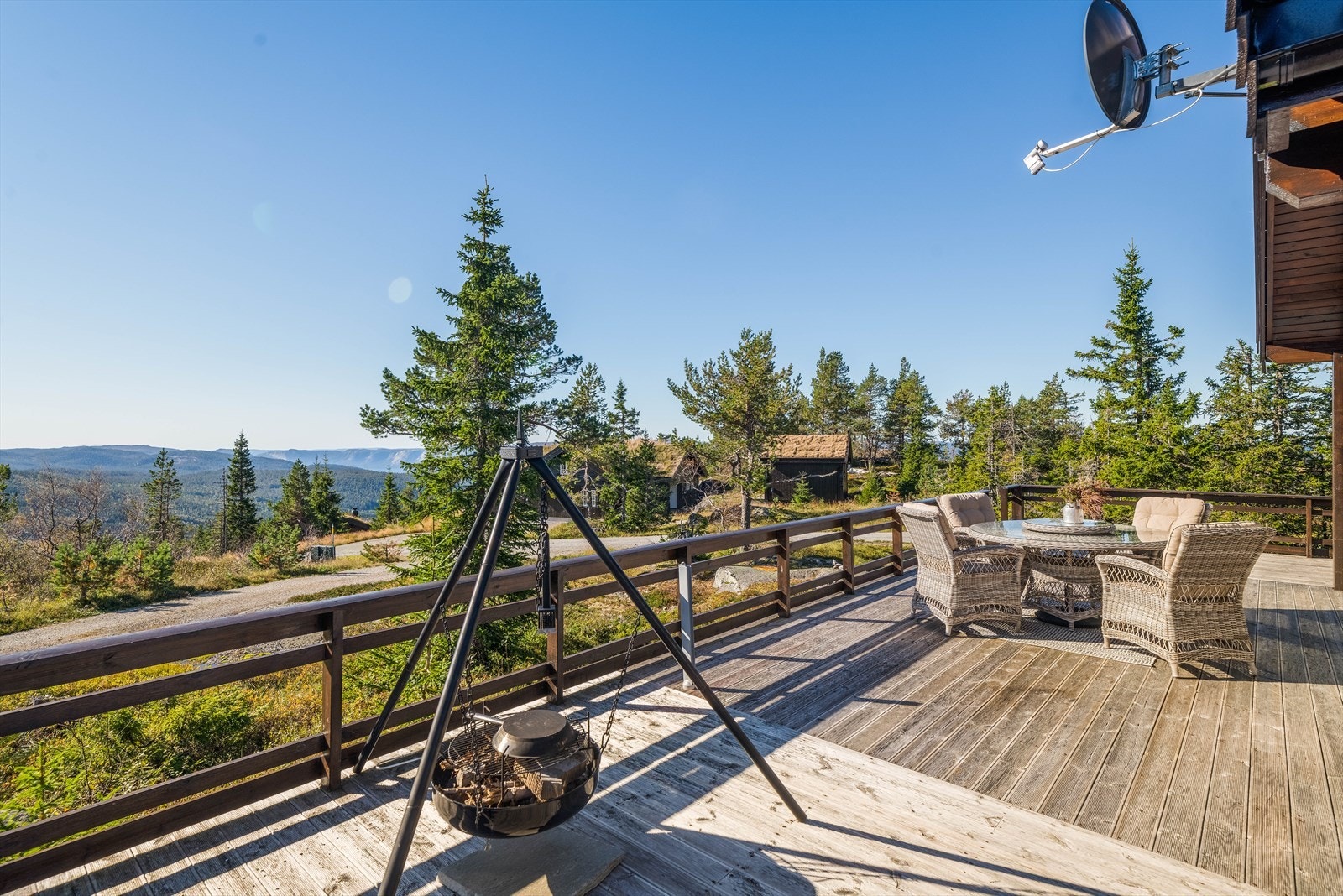 Romslig terrasse i flere himmelretninger og 6 mil skiløyper bare meter fra hytteveggen. Skitrekk inn og ut. Bilveg til hyttevegg. Galleribilde