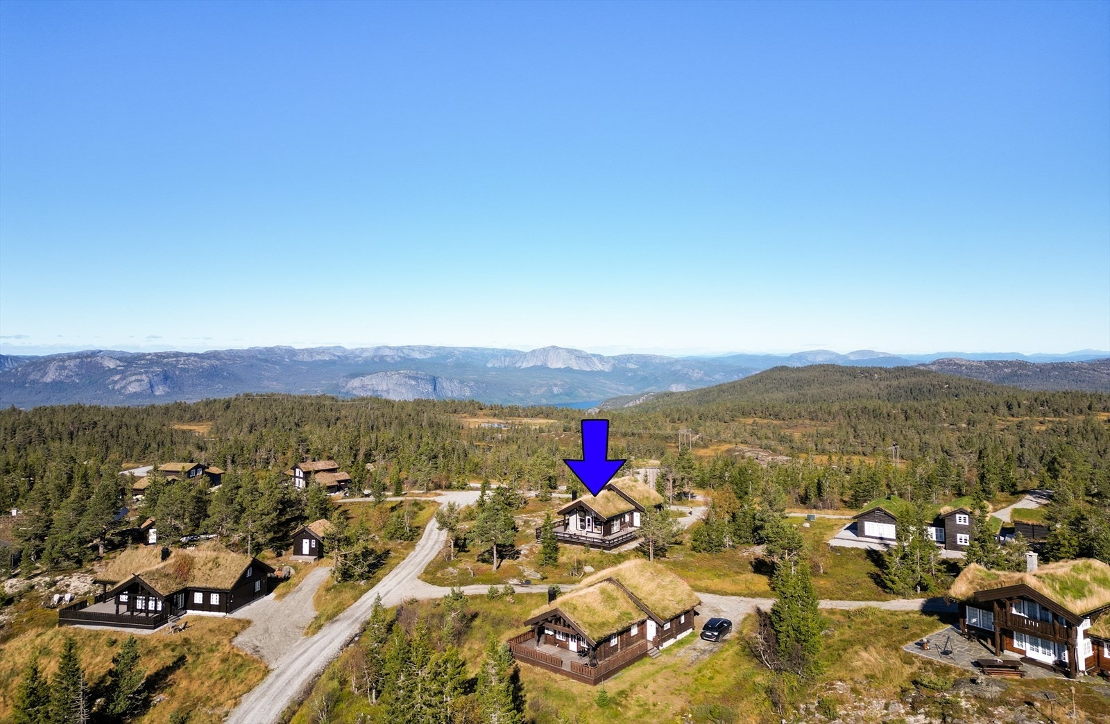 Hytta ligger fint til ca. 800 m.o.h. i et hyttefelt med spredt hyttebebyggelse på toppen av Kyrkjebygdheia i Nissedal. Galleribilde