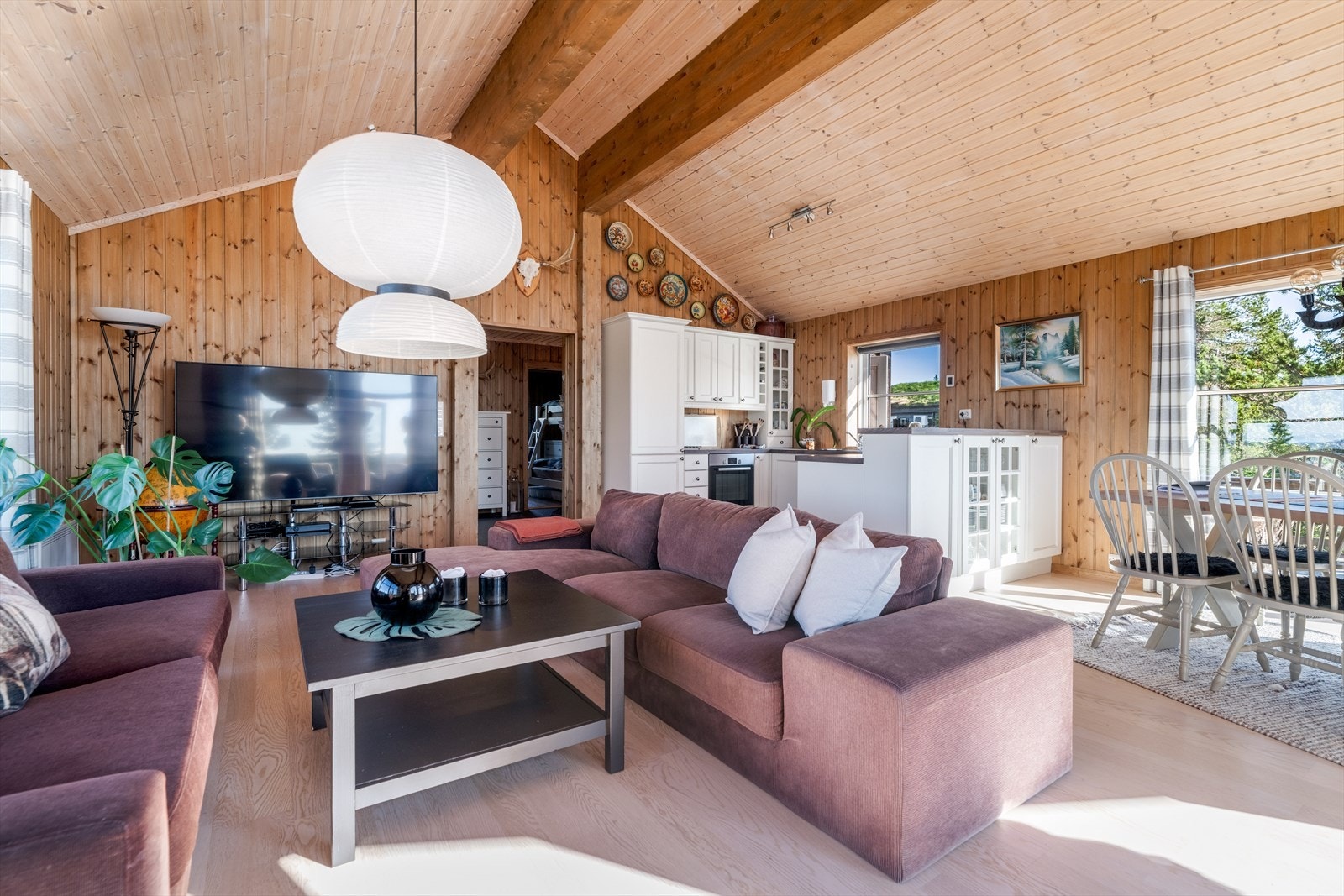 Det er god plass til sofagruppe og spisestue, med en halvøy som et naturlig skille inn mot kjøkkenet. Galleribilde