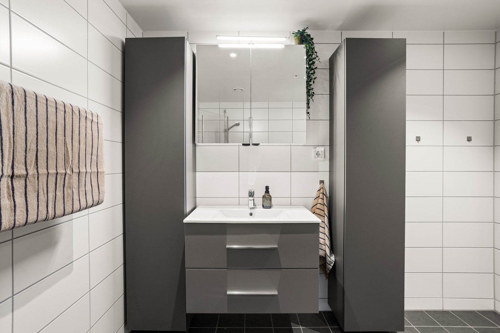 Delikat bad med gulvvarme og downlights i himling. Galleribilde