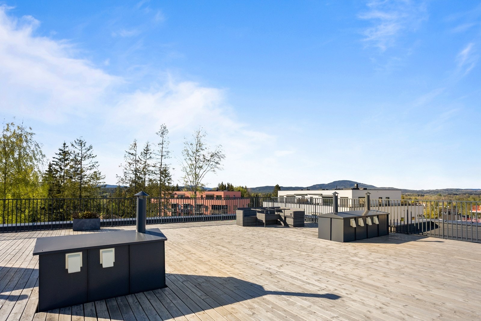 Flott utsikt over nærområdet fra takterrassen. Galleribilde