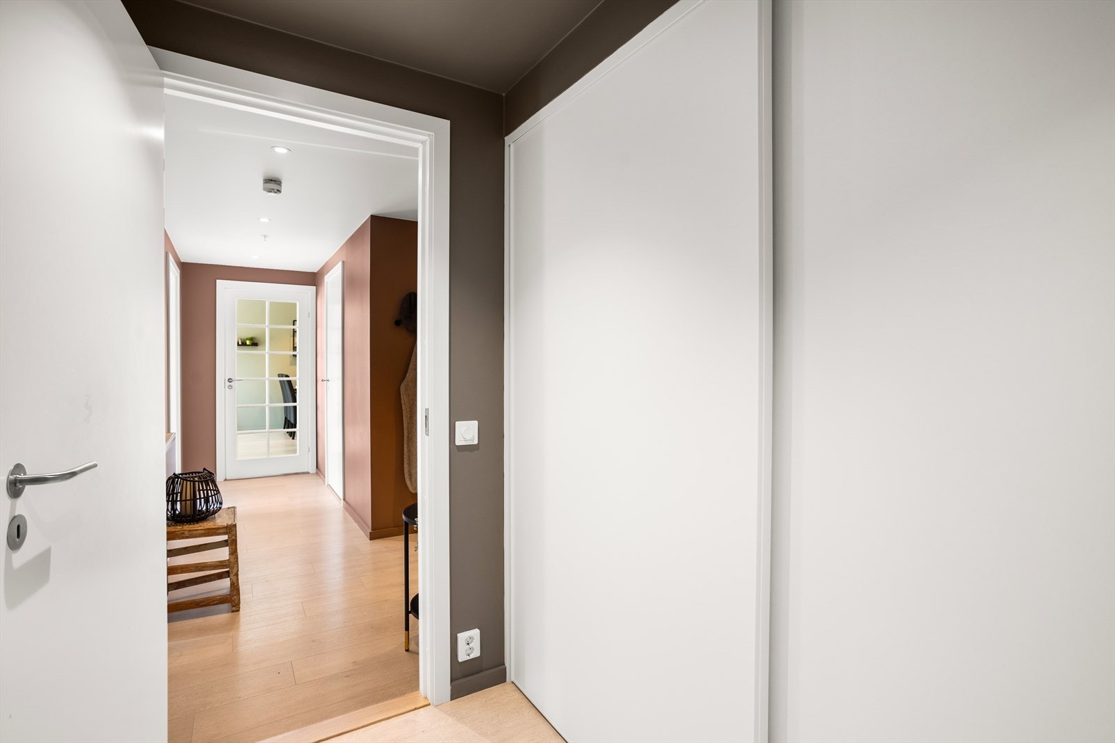 Gang med skyvedør til teknisk rom/bod med lagringsplass. Galleribilde
