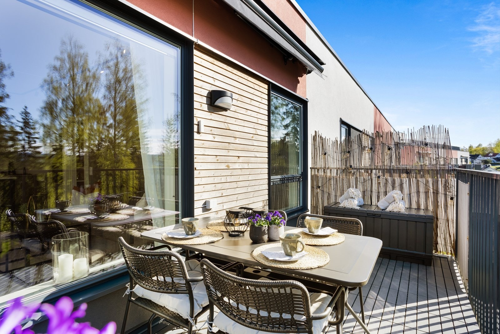 Her er det god plass til sittegruppe, planter og grill. Galleribilde