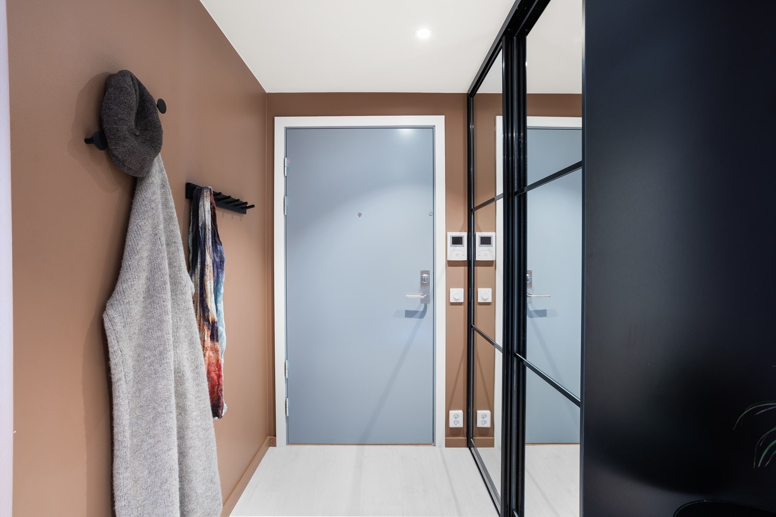 Flott og innbydende entré med god plass til yttertøy og sko i stor skyvedørsgarderobe. Galleribilde