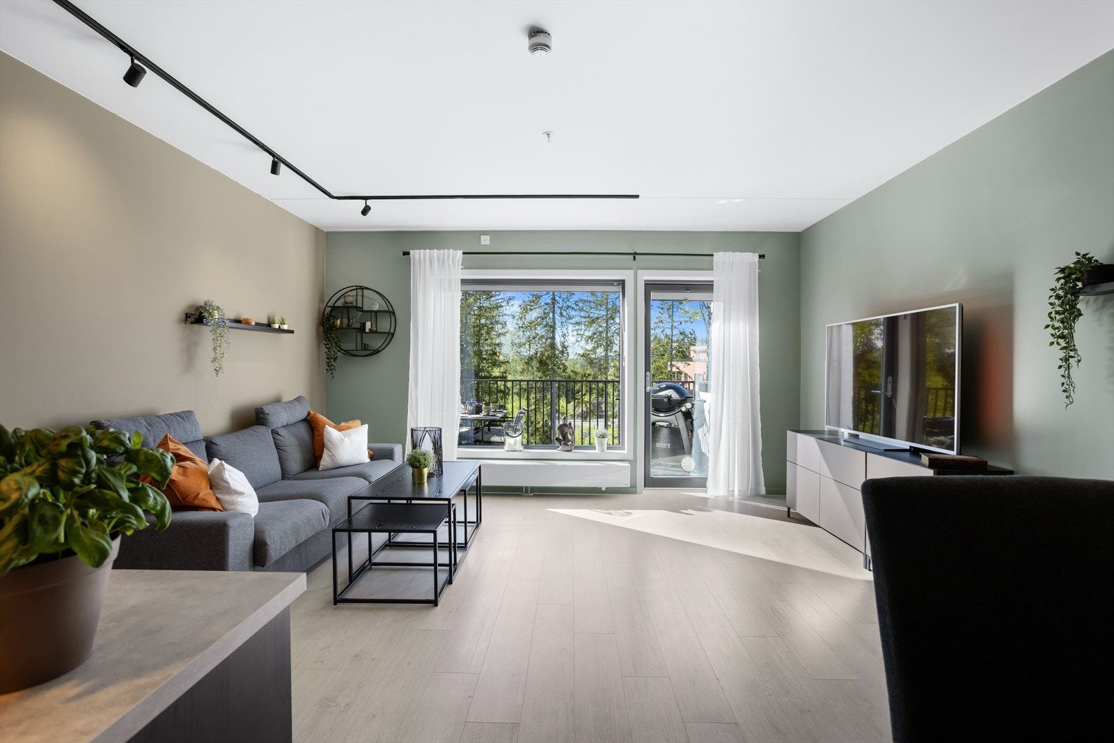 De store vindusflatene gjør at stuen får inn rikelig med naturlig lys. Galleribilde