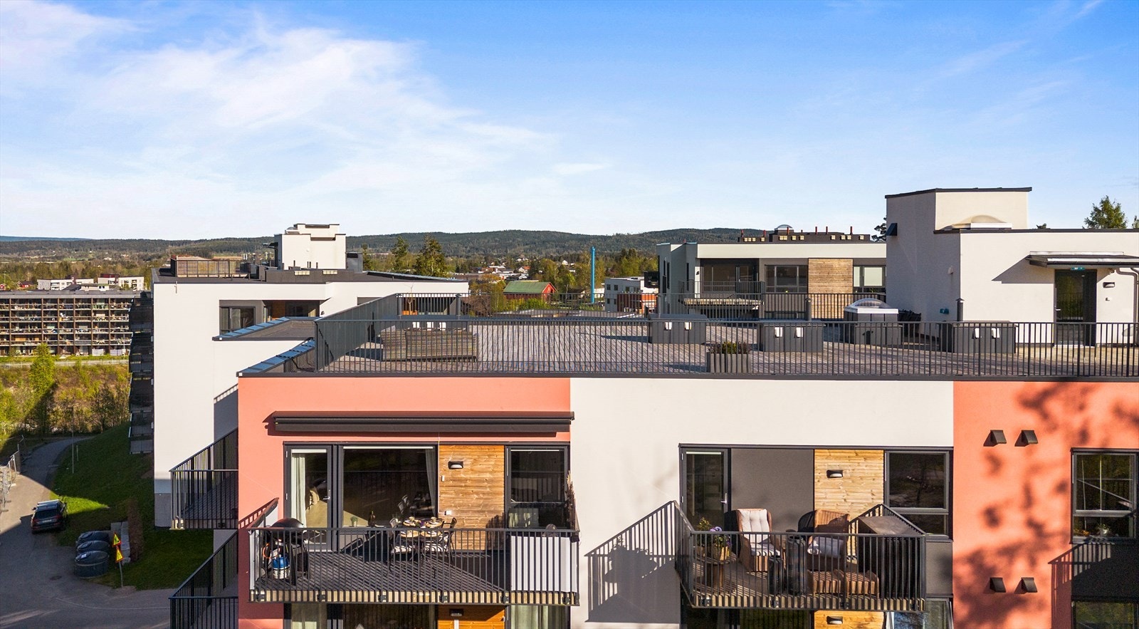 Takterrasse med rikelig plass til avslapning. Galleribilde