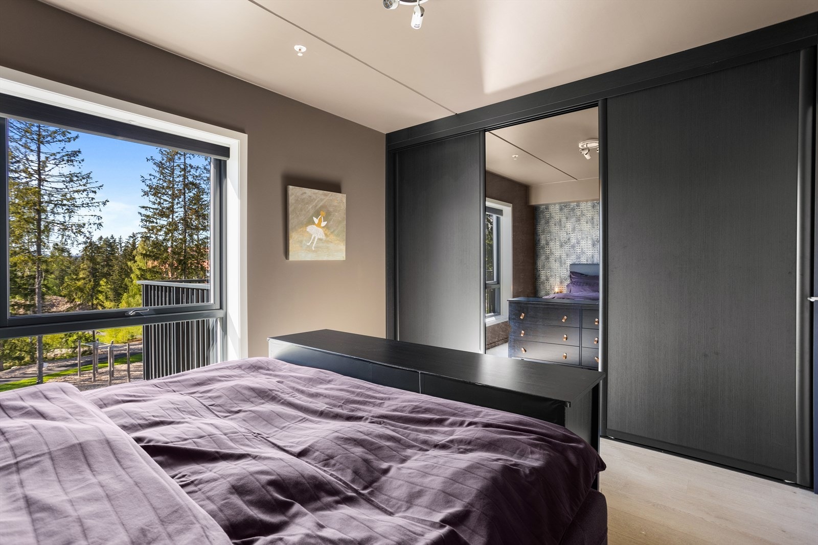 Stor skyvedørsgarderobe med god oppbevaringsplass. Galleribilde