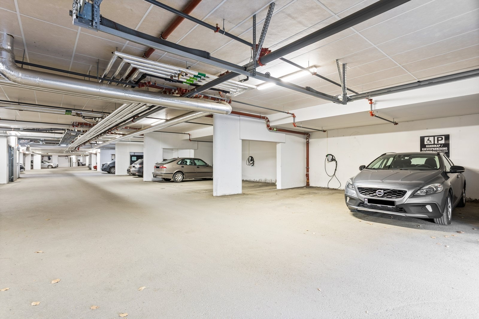 Det medfølger en parkeringsplass med elbillader i felles anlegg. Galleribilde