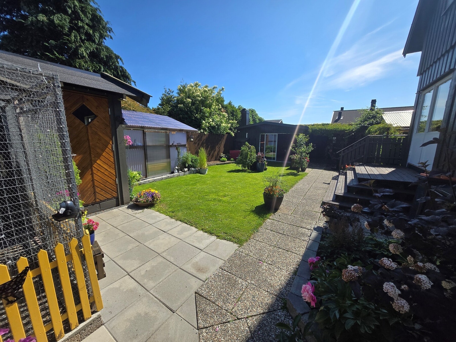 Det er mye fint som kan sies om denne hagen. Det har blitt mye mer grønt og frodig etter at bildene ble tatt, så her er det verdt besøket. Galleribilde