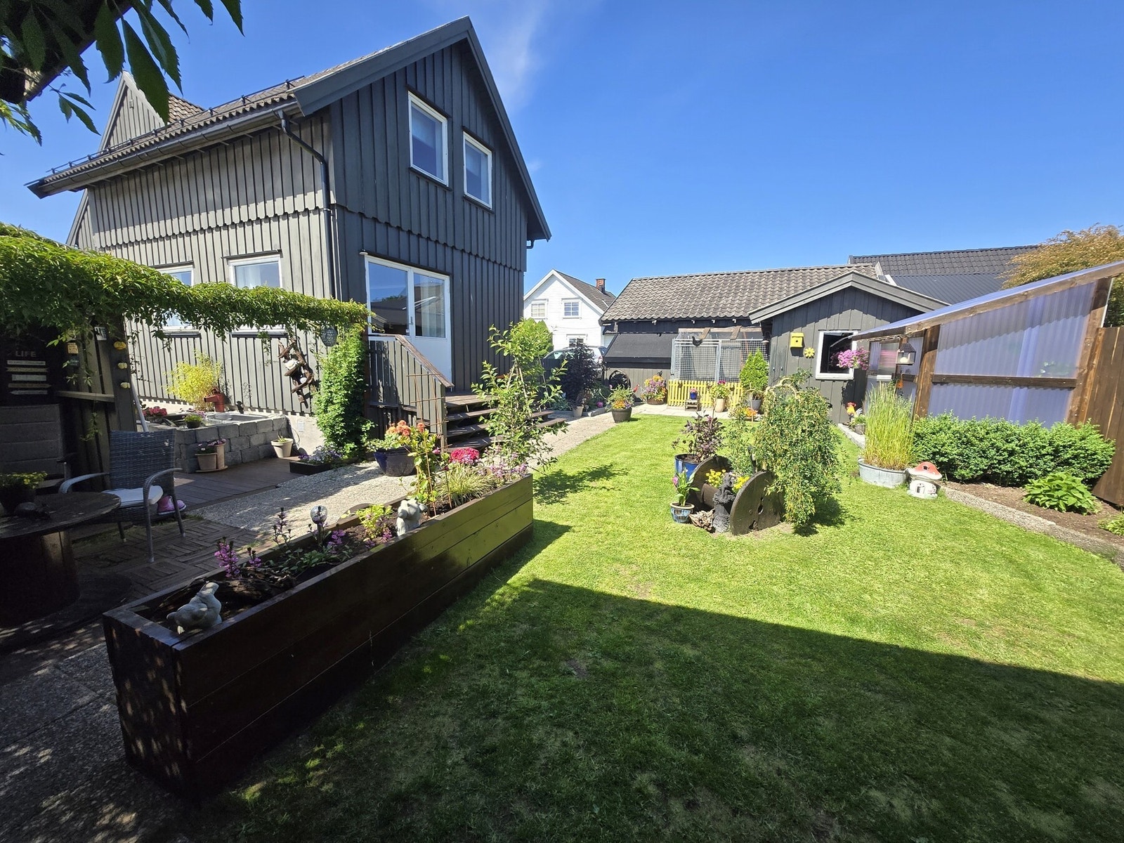 Velkommen til Frøyhovveien 36!
Dette er en innholdsrik eiendom av de sjeldne. Galleribilde