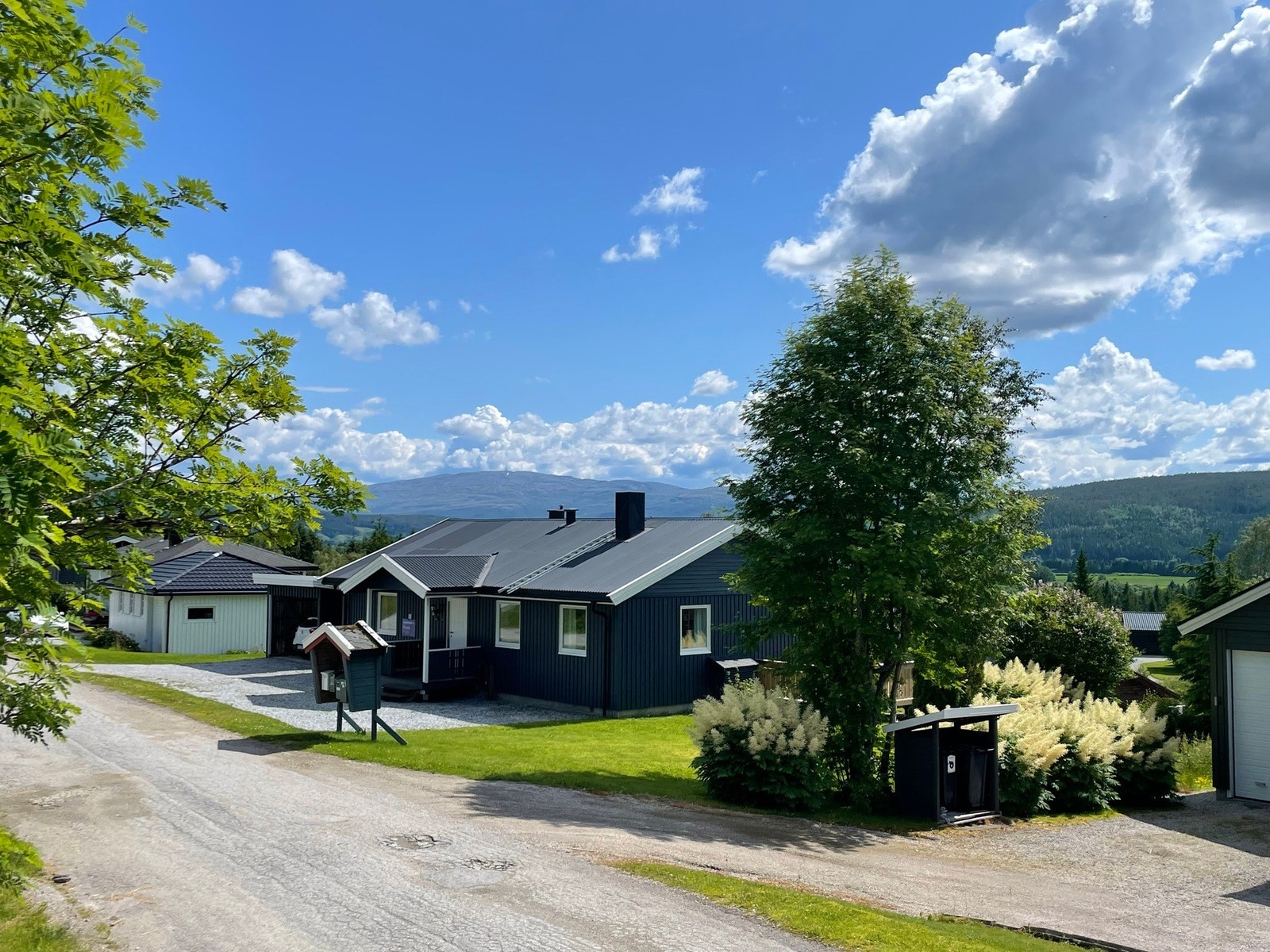 Parkering på oppstillingsplass og garasje. Galleribilde