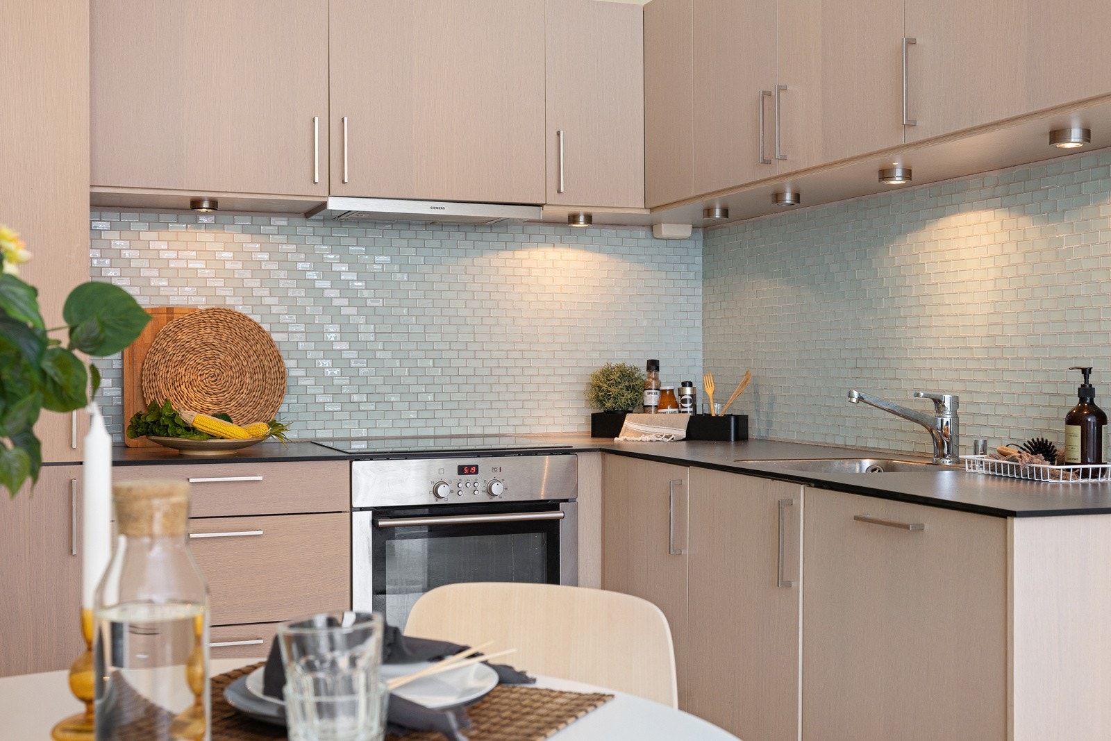 - Integrert stekeovn, koketopp, oppvaskmaskin og kjøl-/ fryseskap - Galleribilde