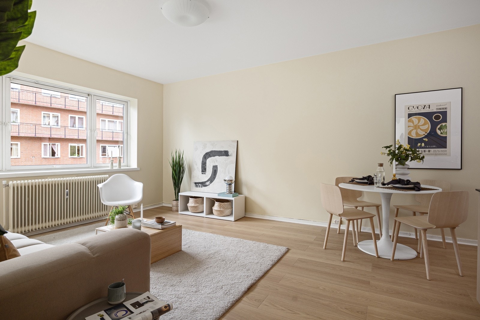 - Romslig stue på ca 20 m² med opp mot 2,71 meter takhøyde og store vindusflater som gir gode lysforhold og en åpen, luftig atmosfære - Galleribilde