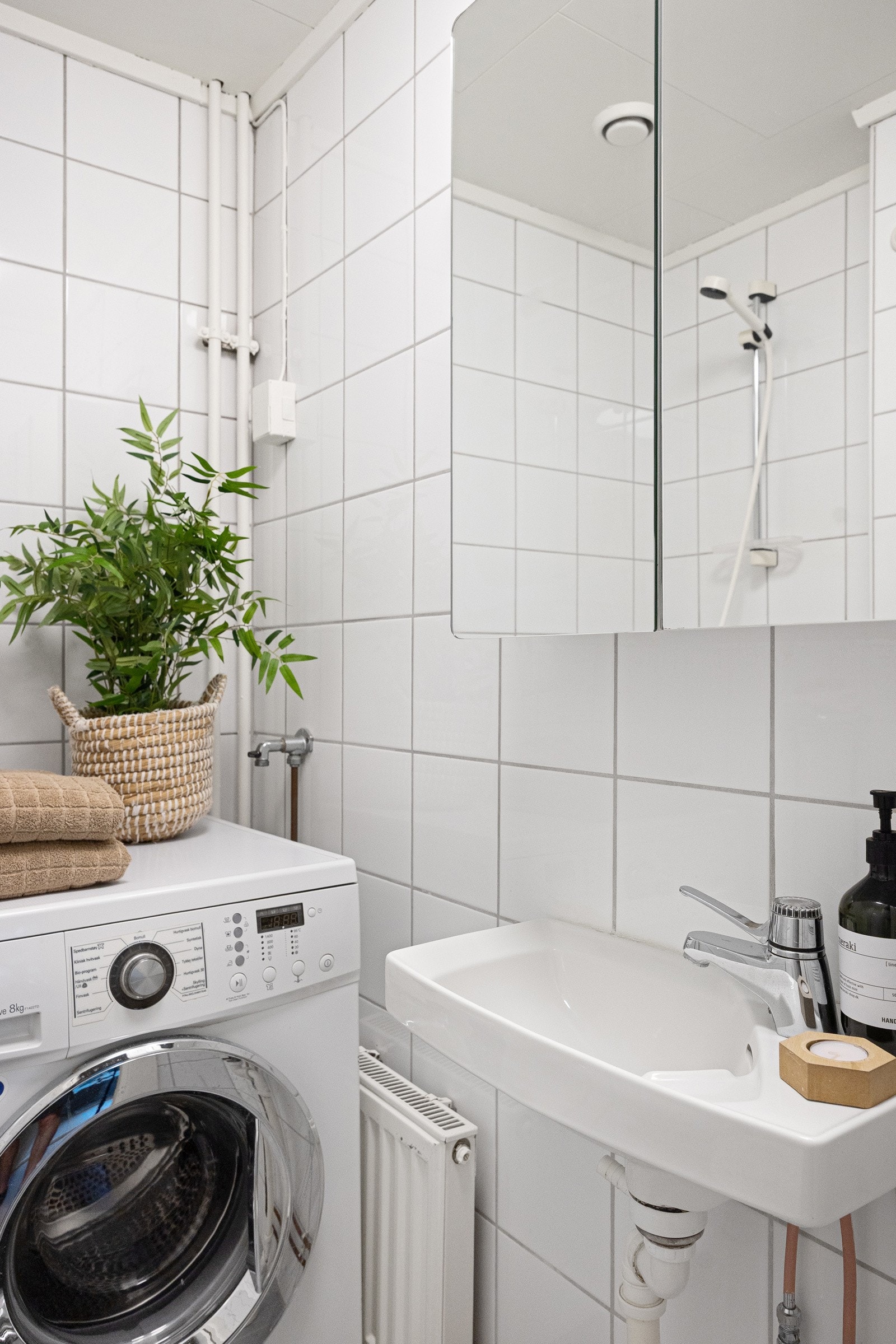 - Dusjnisje, toalett, servant og speilskap - Galleribilde