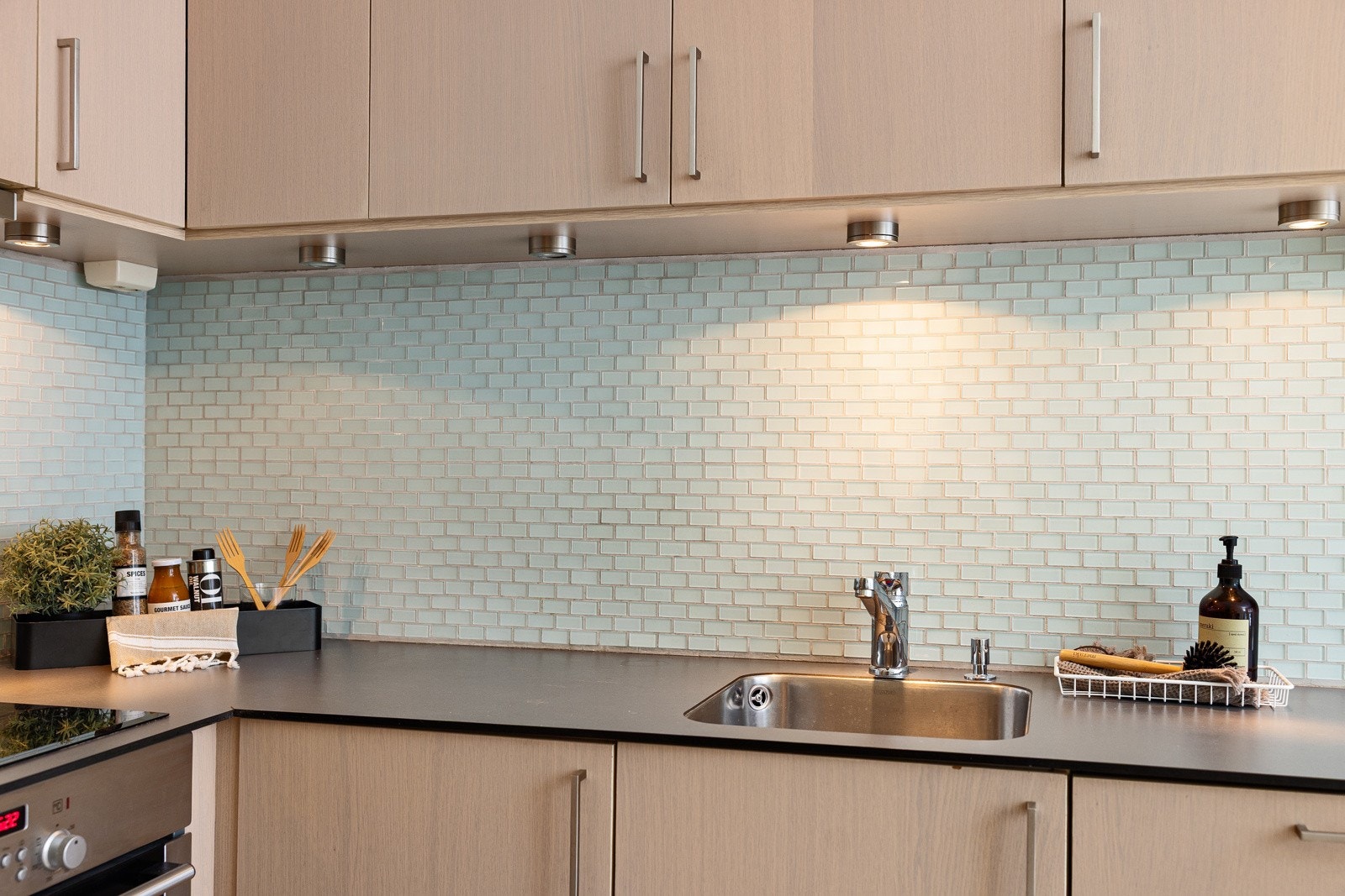 - Ventilator, lys under overskap og fliser over benk - Galleribilde