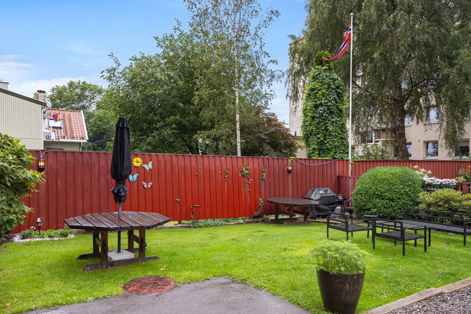 - Sameiet har en flott beplantet hage med plen, planter, sittegrupper og grill for beboerne - Galleribilde