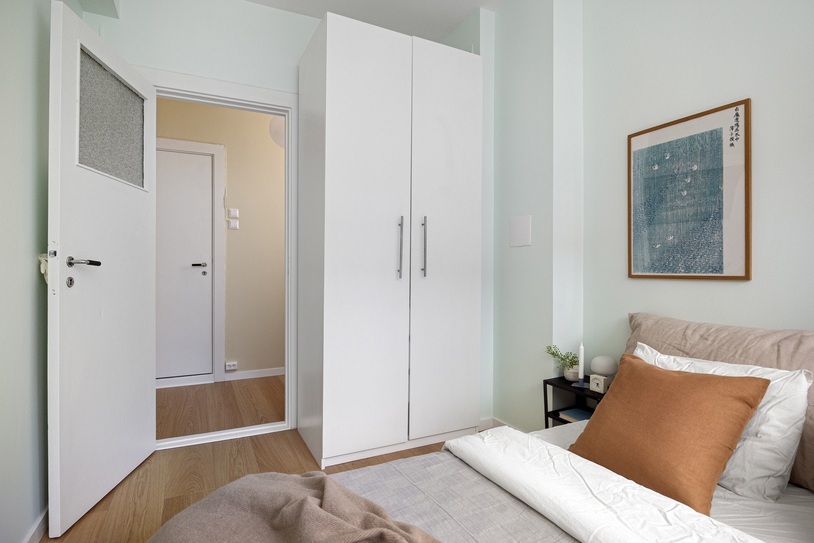 - 2-dørs garderobeskap medfølger - Galleribilde