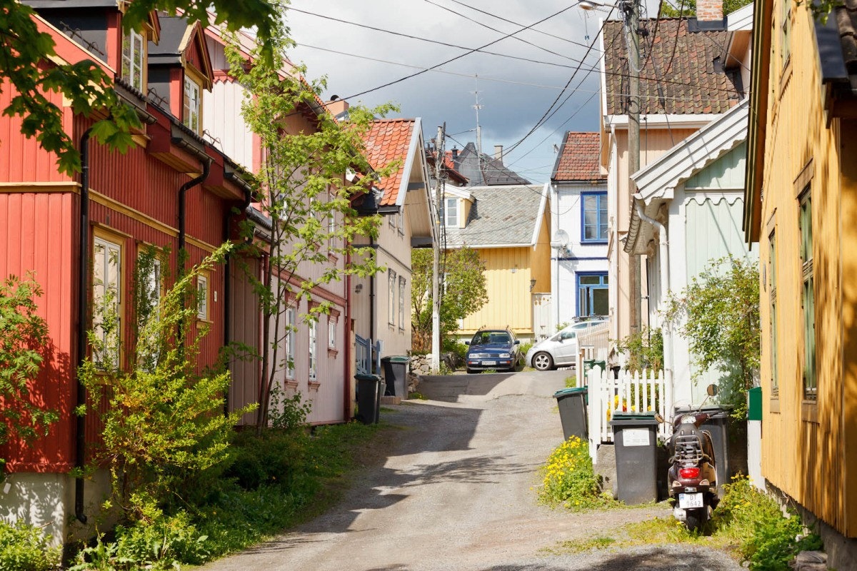 - Boligen ligger rett ved den idylliske småhusbebyggelsen på Rodeløkka - Galleribilde