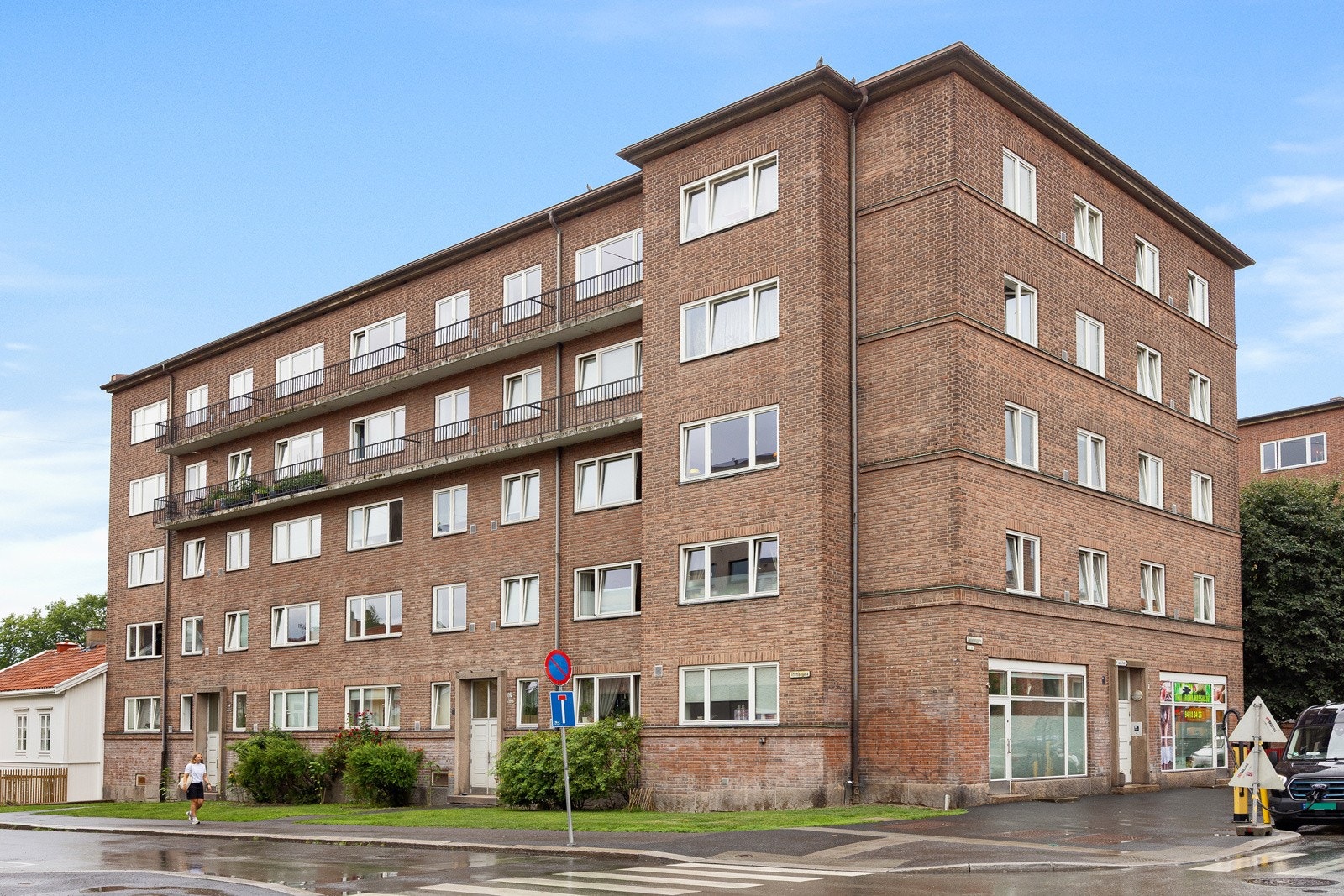 - Fasade mot gate. Leiligheten ligger i 3. etasje. Det er 50 seksjoner i sameiet - Galleribilde