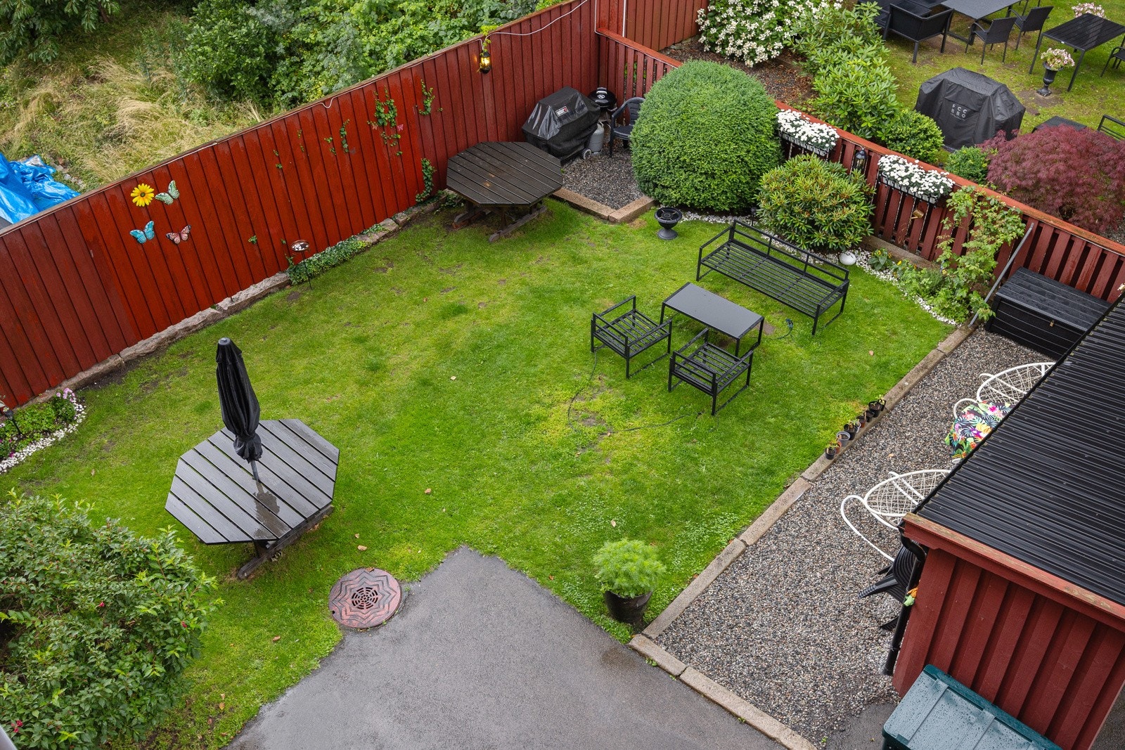 - Flott utsikt ned mot sameiets felles hage og mot den idylliske småhusbebyggelsen på Rodeløkka - Galleribilde