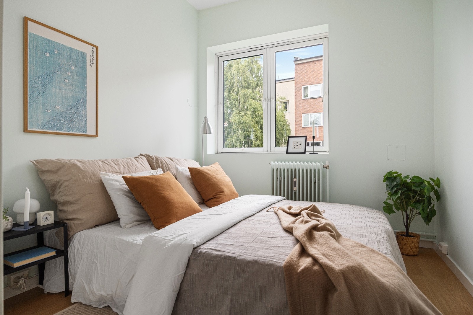 - Soverom med plass til dobbeltseng, nattbord og kommode - Galleribilde