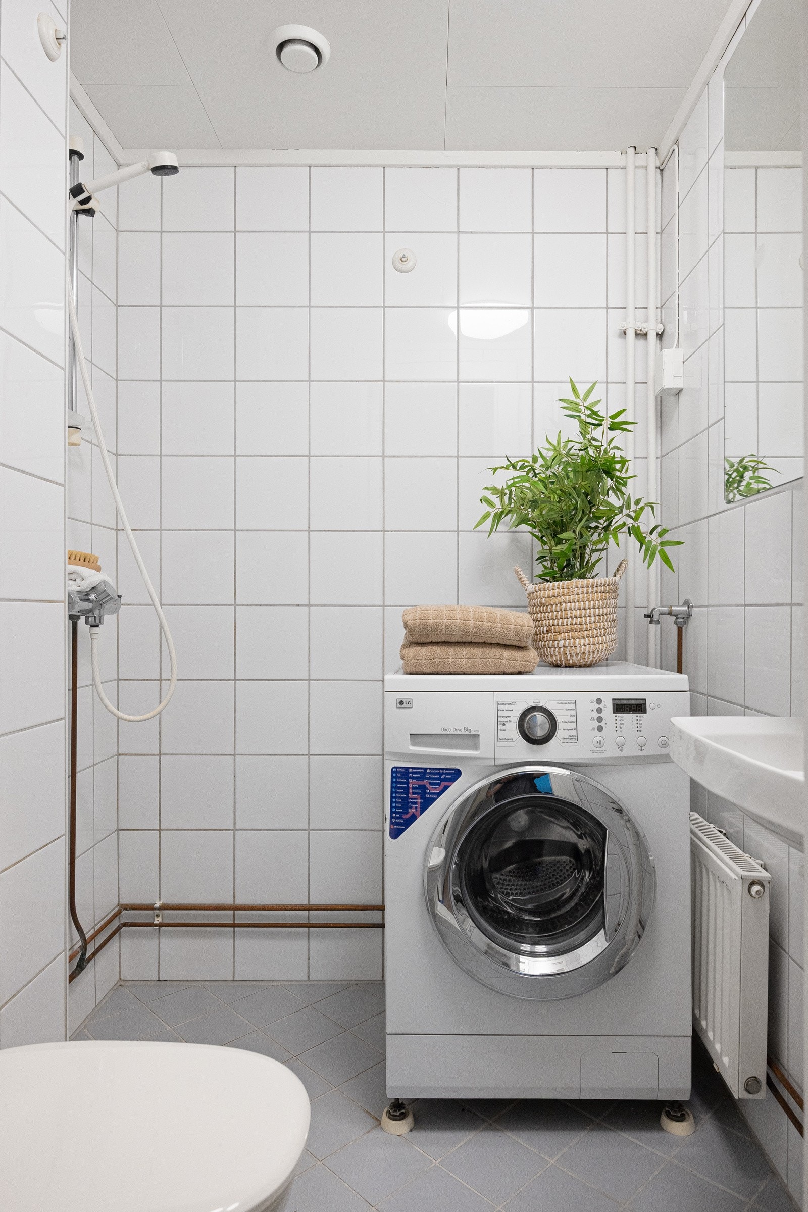 - Pent, eldre bad med opplegg for vaskemaskin - Galleribilde