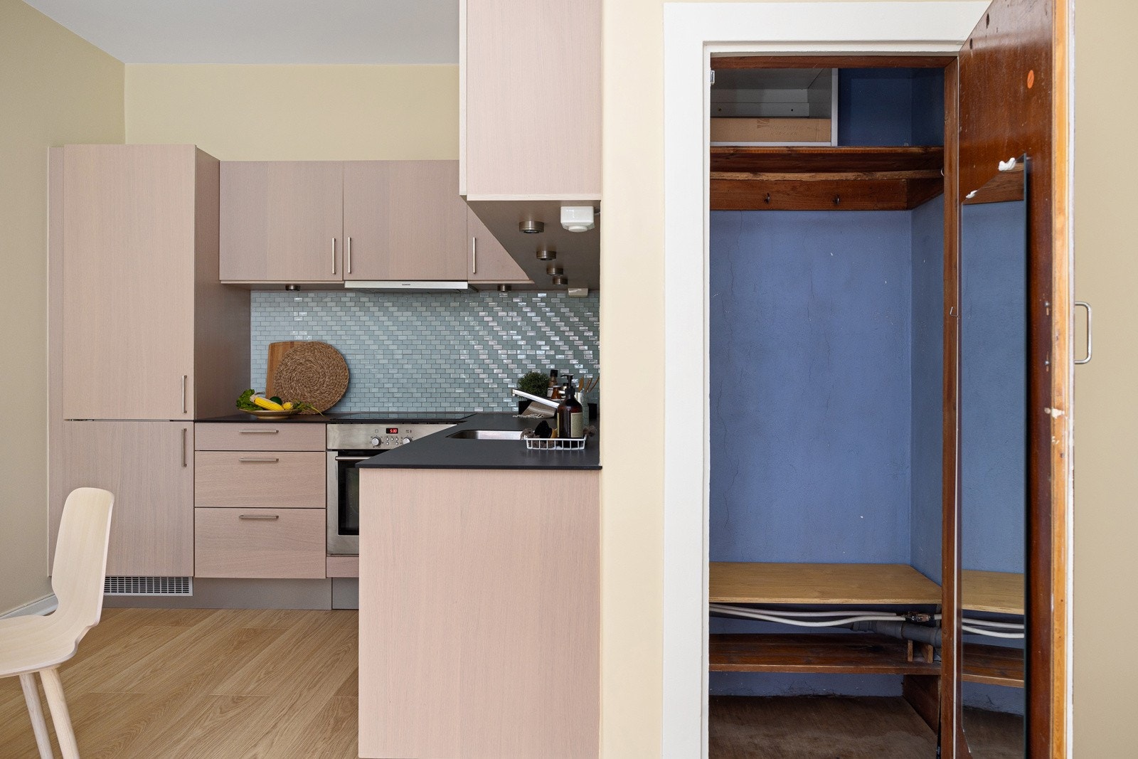 - Praktisk kott til oppbevaring. Man kan flytte vaskemaskin inn i kottet og få etablert opplegg til vaskemaskin om ønskelig - Galleribilde