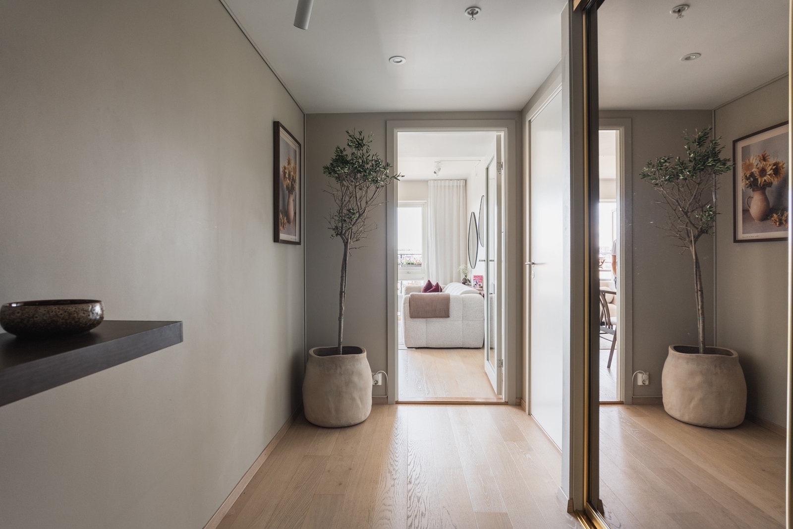 Svært romslig entré med stor skyvedørsgarderobe og plass til ytterligere lagringsmøbler, barnevogn, hundebur og det du måtte ønske. Galleribilde
