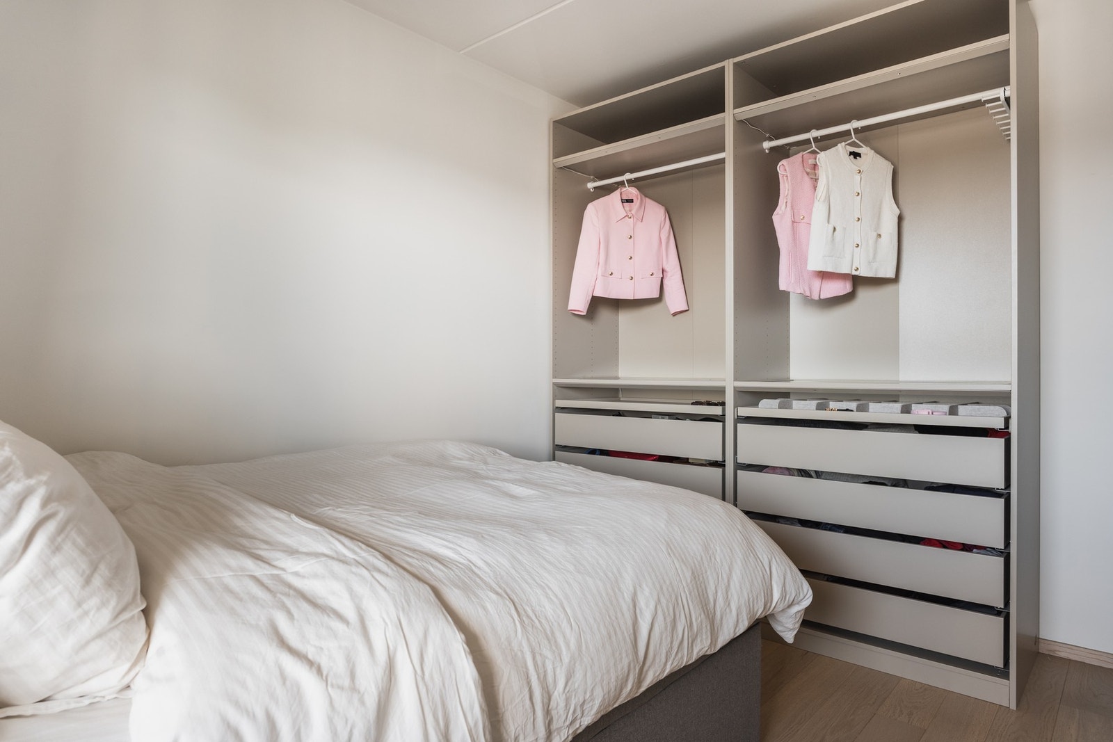 Soverommet har tidligere har en ytterligere garderobe-modul til høyre - her er det mulighet for rikelig med lagring langs begge vegger. Galleribilde
