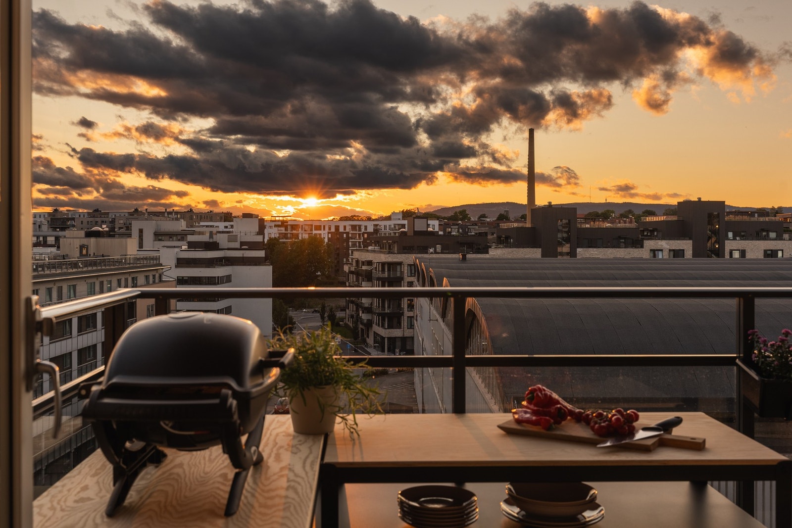 Det bys på en 12m² vestvendt balkong med de beste solforhold og helt rå utsikt. Galleribilde