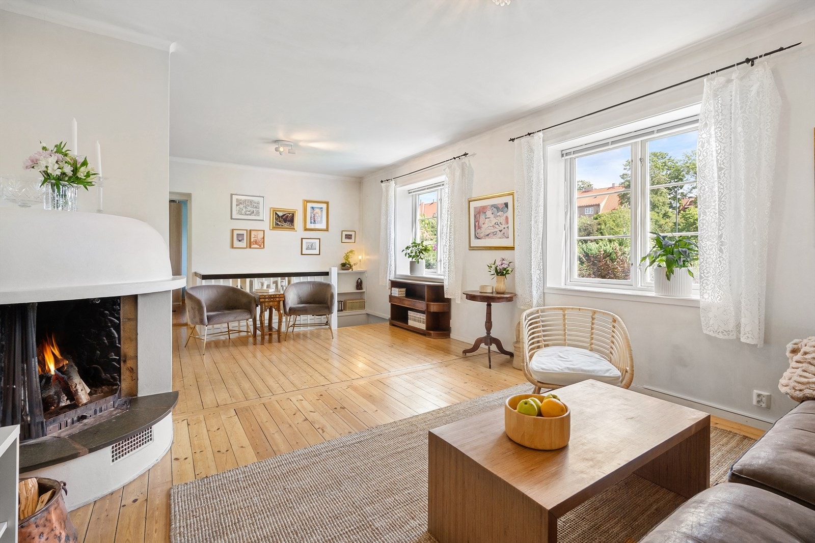 De store vindusflatene slipper inn rikelig med dagslys og skaper en luftig og behagelig atmosfære. Galleribilde