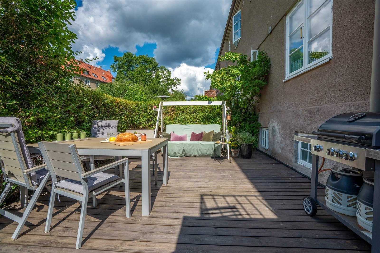 På den andre siden finner du en romslig platting med god plass til spisegruppe og hyggelige sosiale soner. Galleribilde