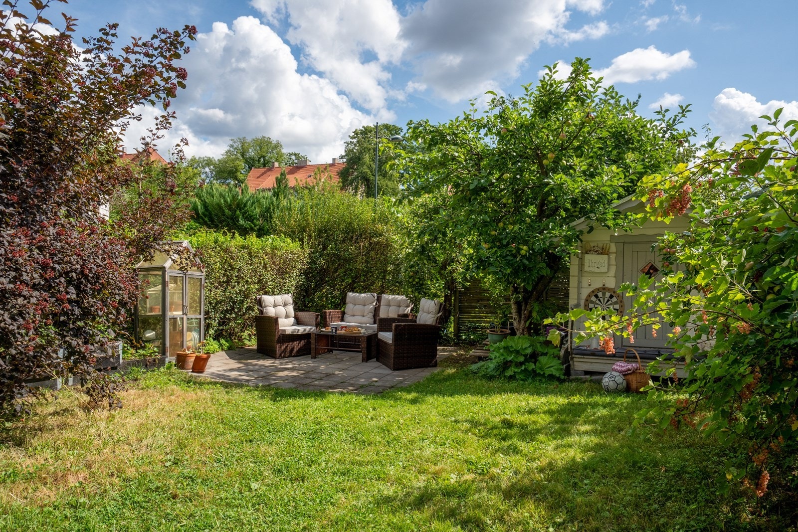 Her er det lett å se for seg alt fra barnelek og sosiale sammenkomster til rolige morgener med kaffe i sola. Galleribilde