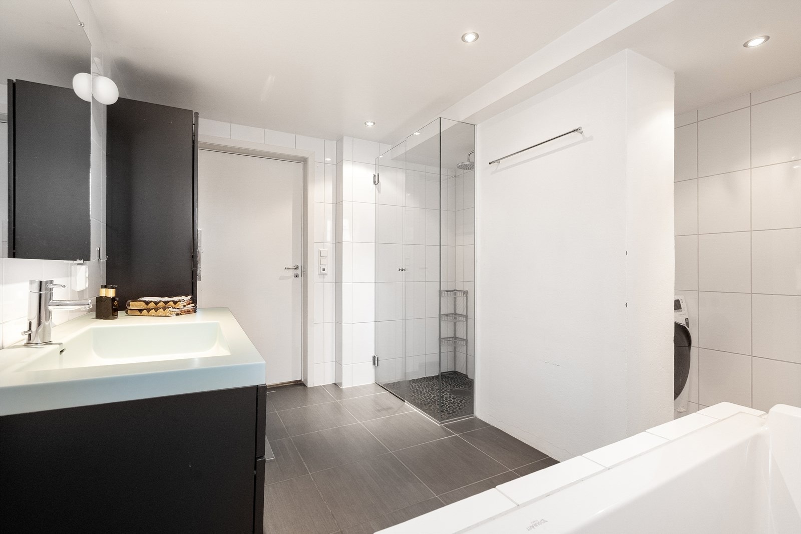 Badet er ellers utstyrt med rørfordelingsskap, veggmontert toalett og servantskap med ettgreps blandebatteri fra Mora. Galleribilde